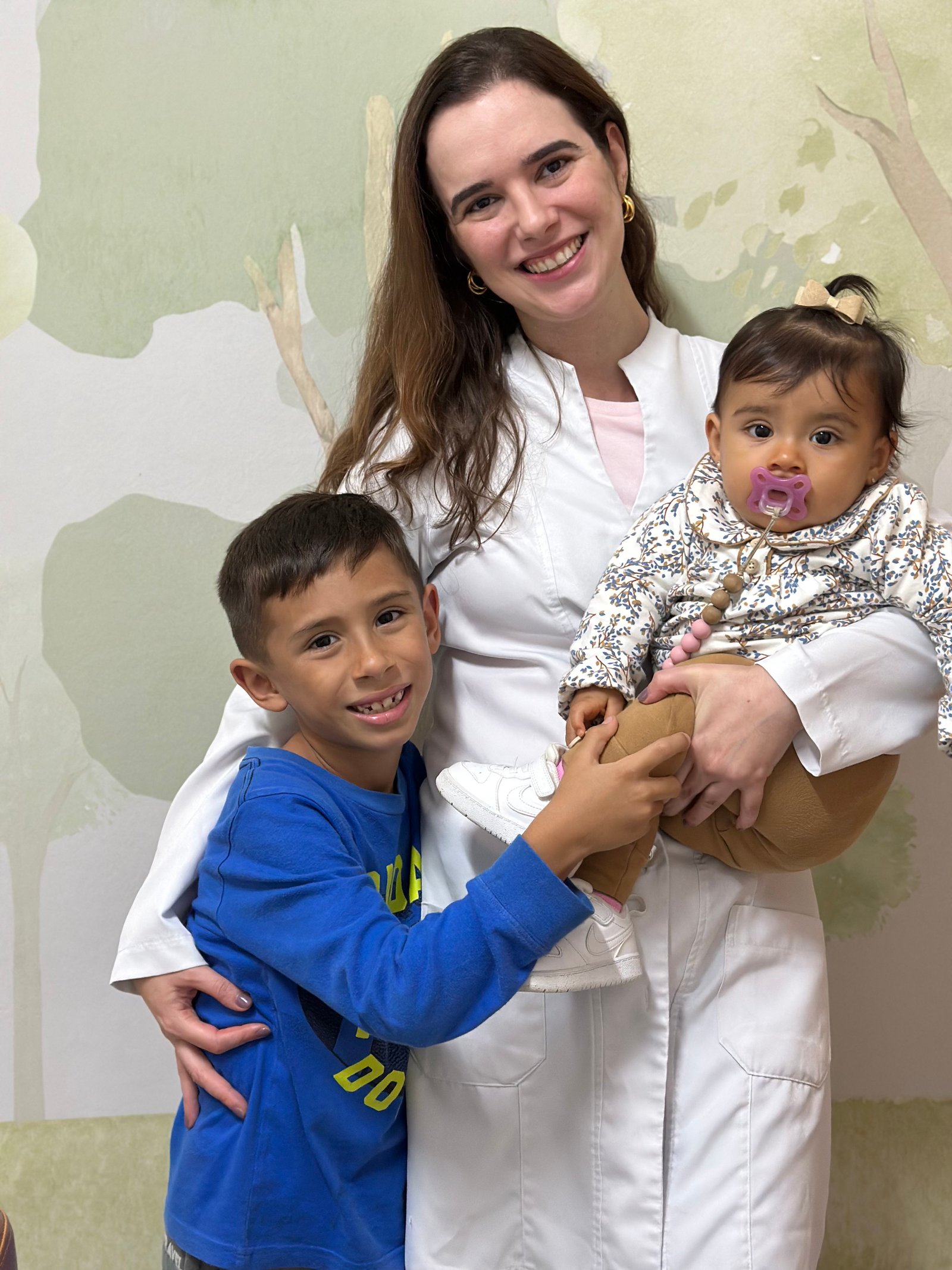 Dra. Bruna Borges com pacientes — Pediatria Bauru